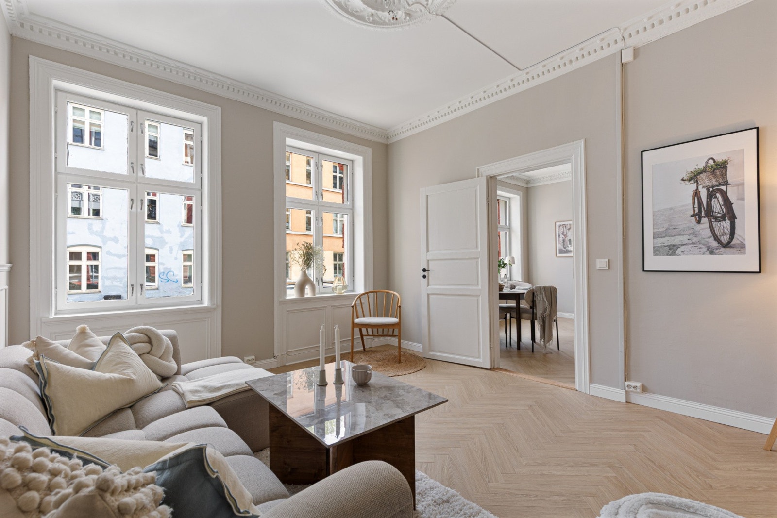 En lys og attraktiv leilighet som er totalrenovert i 2025. Galleribilde