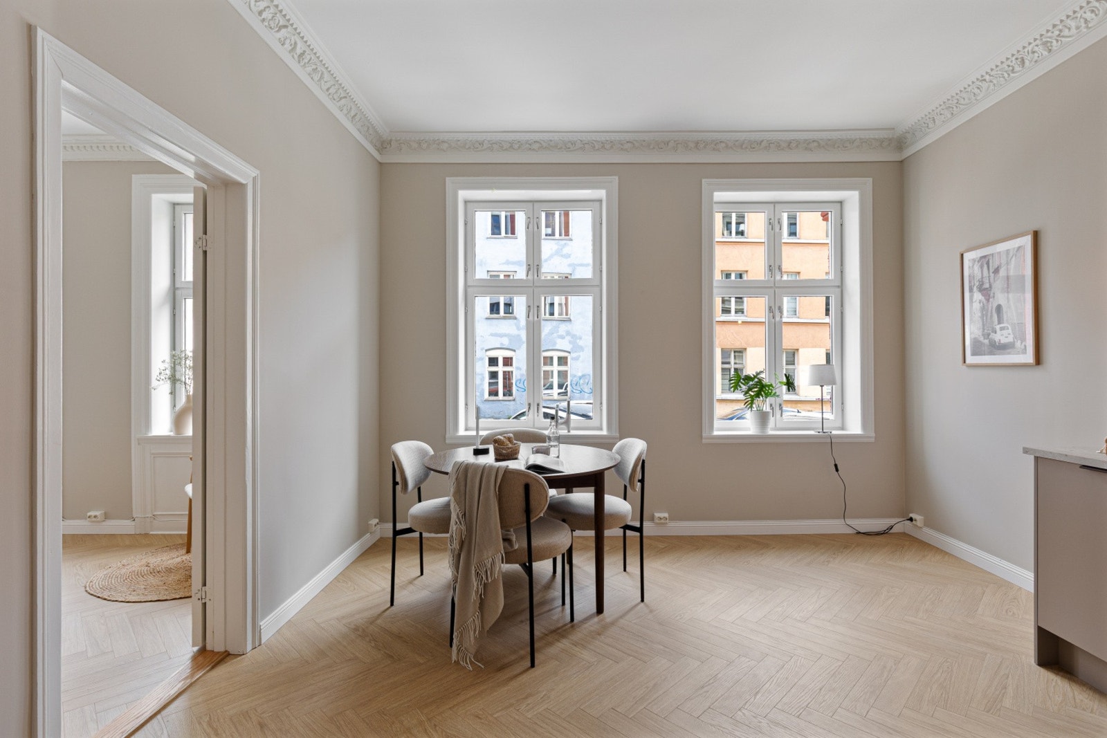 Leiligheten ligger i en høy 1.etg med sentral beliggenhet i et rolig område. Galleribilde