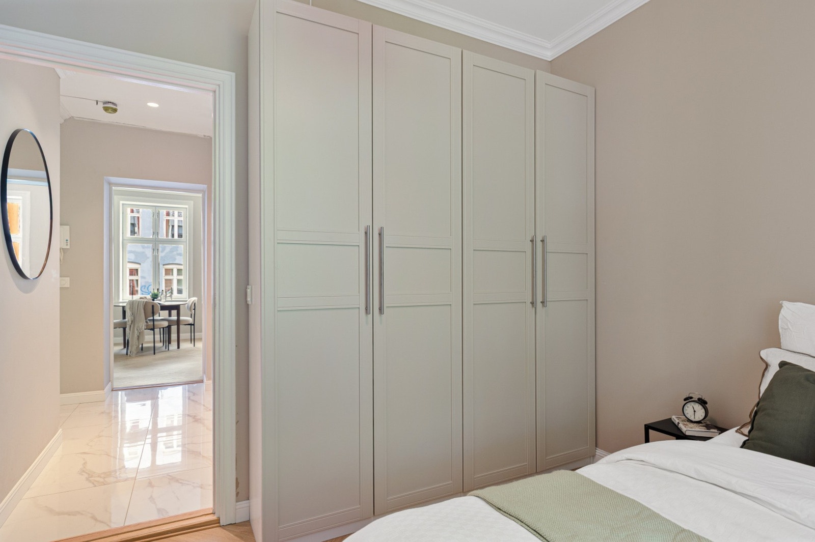 På soverommet er det god skapplass til klær og det man måtte ønske. Galleribilde