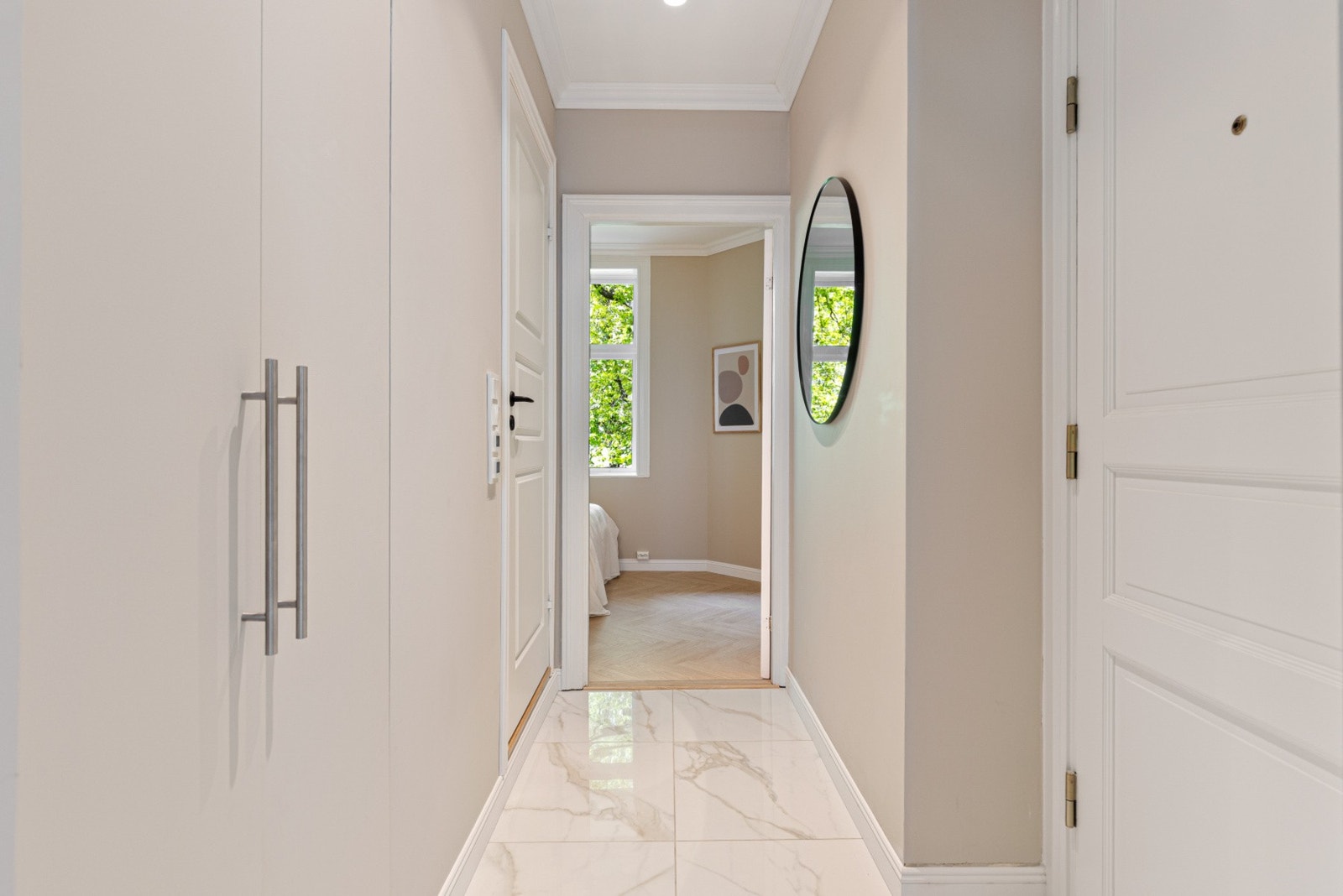 Velkommen inn i gang/entre med elektrisk oppvarming i flislagt gulv. Galleribilde