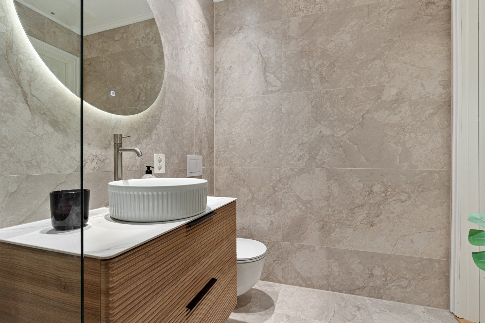 Downlights i himling samt flislagte vegger og gulv. Galleribilde