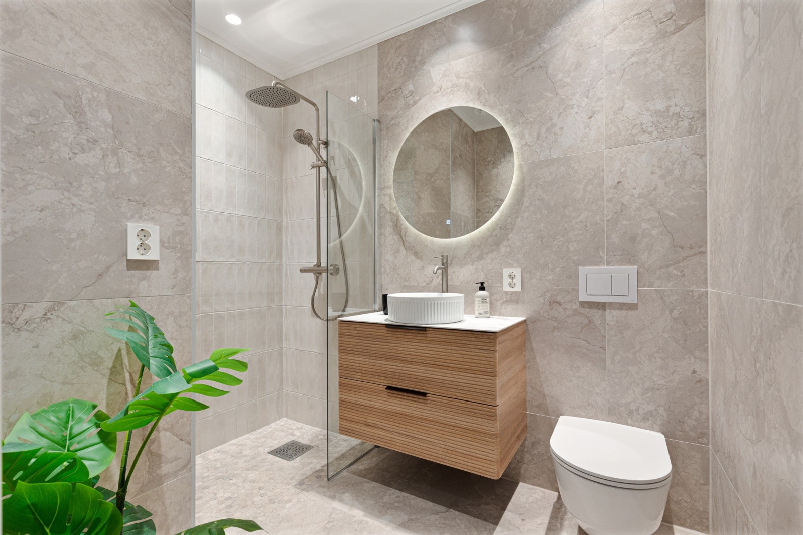 Det delikate badet fra 2025 har bl.a varme i gulv og opplegg for vaskemaskin. Galleribilde