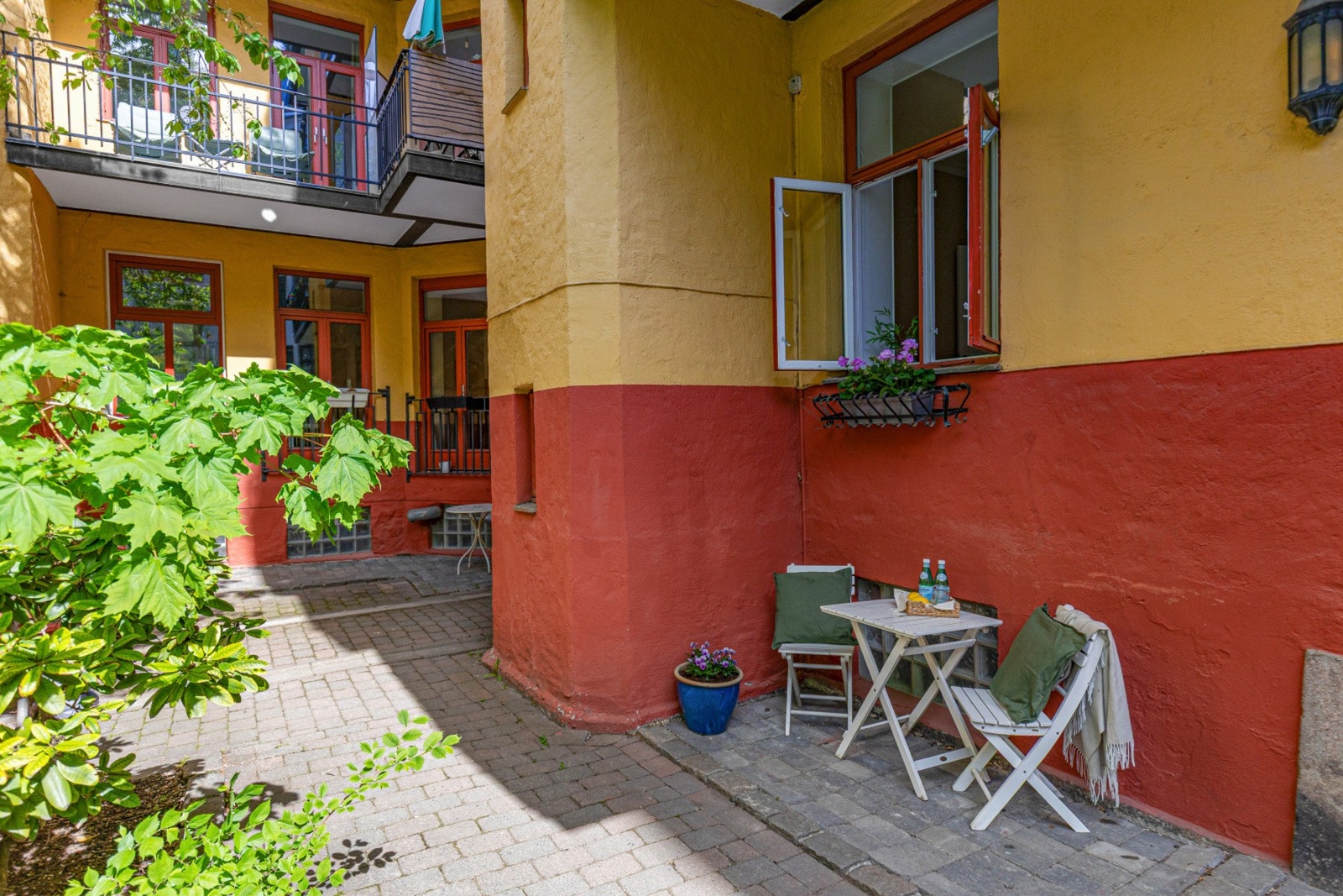 Hyggelig felles bakgård med uteplass hvor man kan nyte morgen-kaffen. Galleribilde