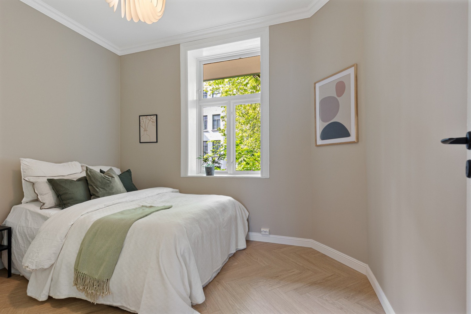 Hovedsoverommet er av god størrelse og er vendt inn mot rolig bakgård. Galleribilde