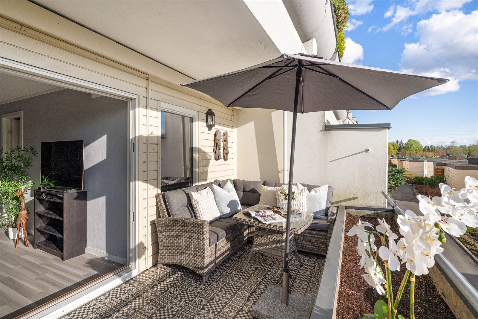 Sisilie Berg v/Nordvik Eiendomsmegling har gleden av å presentere Starveien 10A. En tiltalende og lys 2-roms terrasseleilighet med 12 kvm solrik uteplass, utsikt og garasje i et rolig og ettertraktet område på Høybråten. Galleribilde