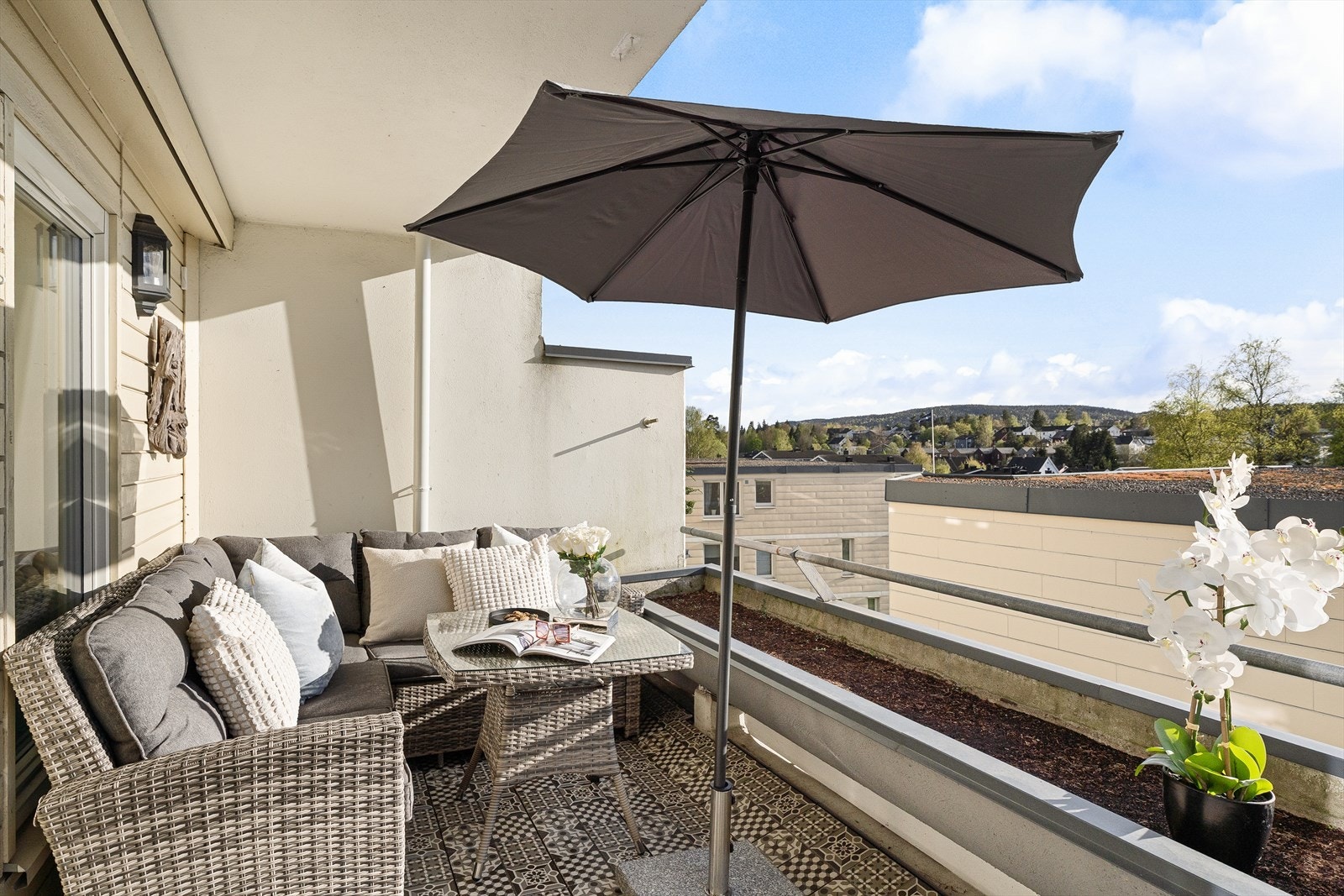 Terrassen gir deg perfekte rammer for både avslapning og hyggelige stunder med familie og venner. Galleribilde