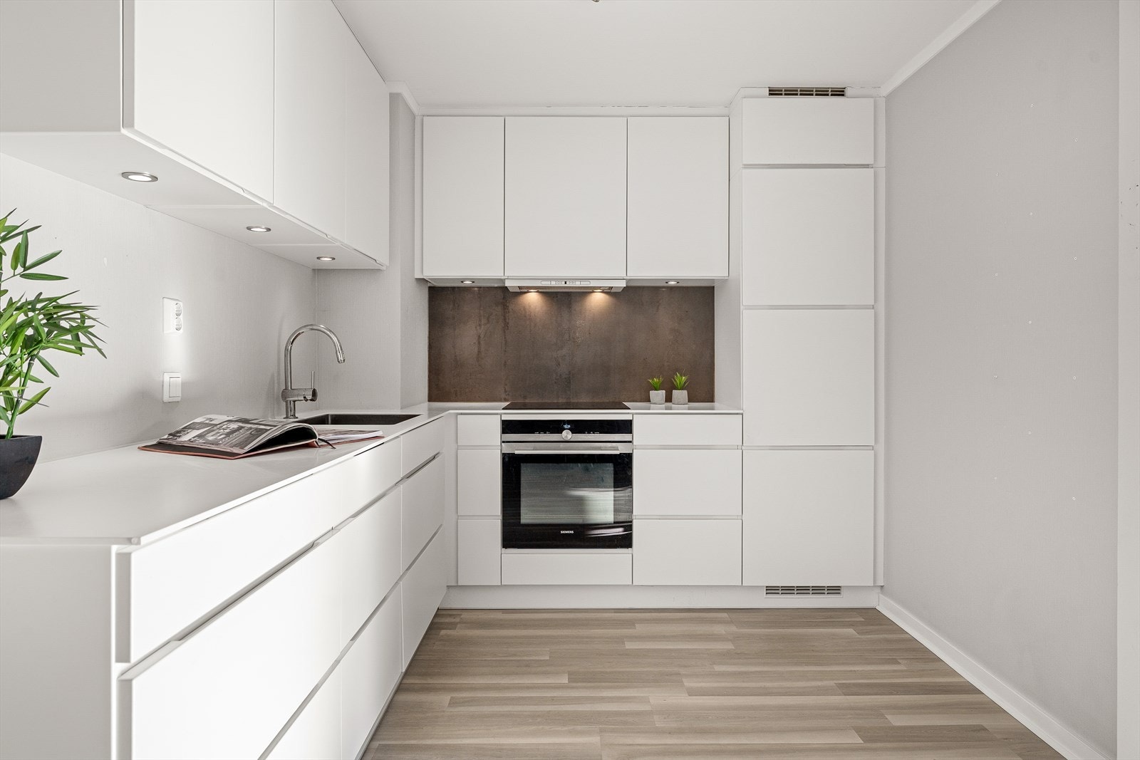 Leiligheten ble smakfullt overflateoppusset i 2016, blant annet med et nytt, moderne kjøkken fra Kvik. Galleribilde