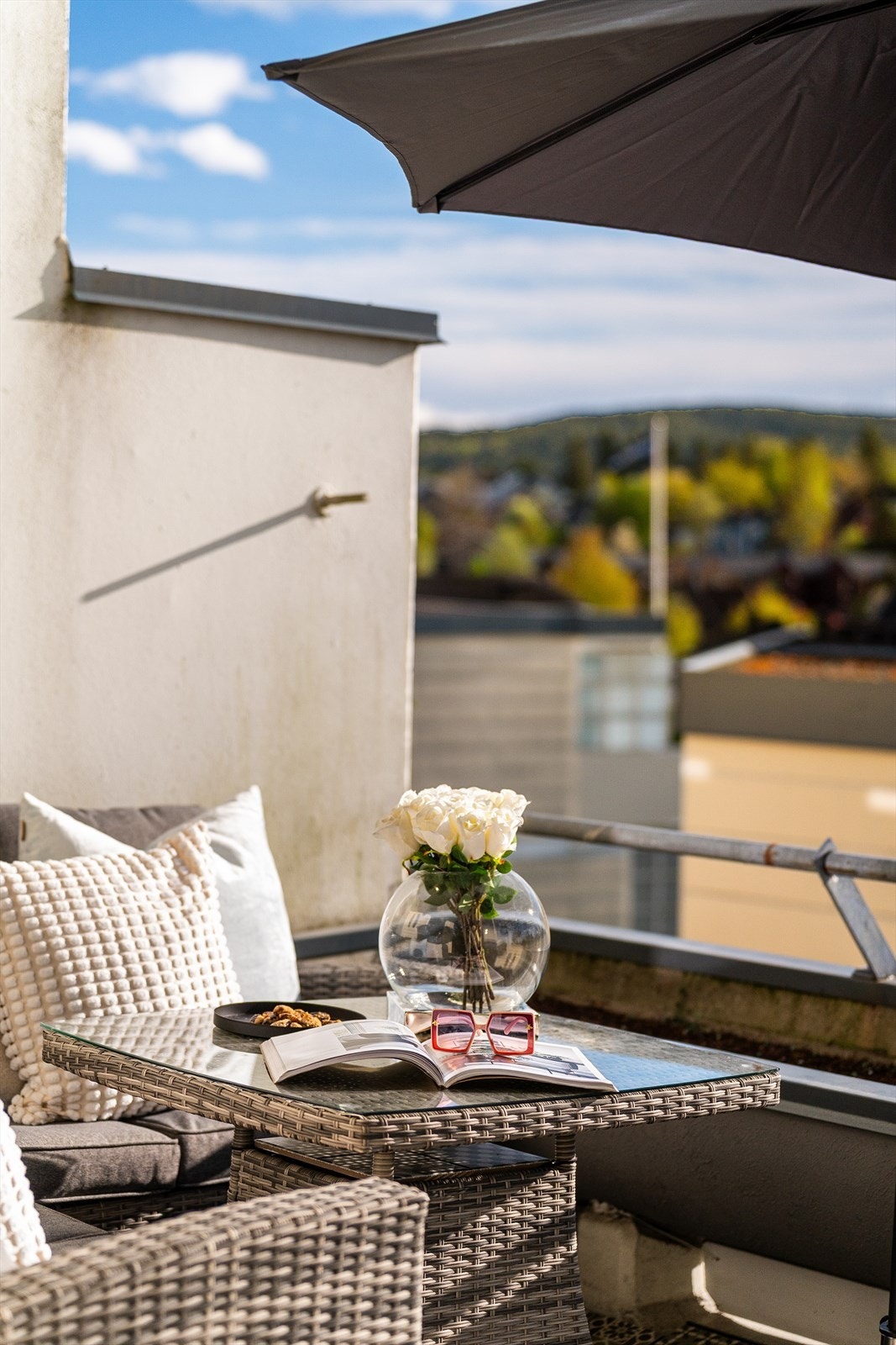 Terrassen blir en forlengelse av stuen i sommerhalvåret. Galleribilde