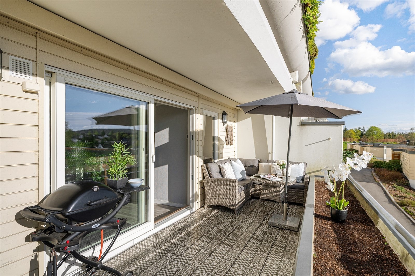 Denne flotte leiligheten byr på en romslig terrasse på hele 12 kvm, hvor du kan nyte gode solforhold og en vidstrakt utsikt. Her kan du nyte stemningsfulle solnedganger i rolige og grønne omgivelser. Galleribilde