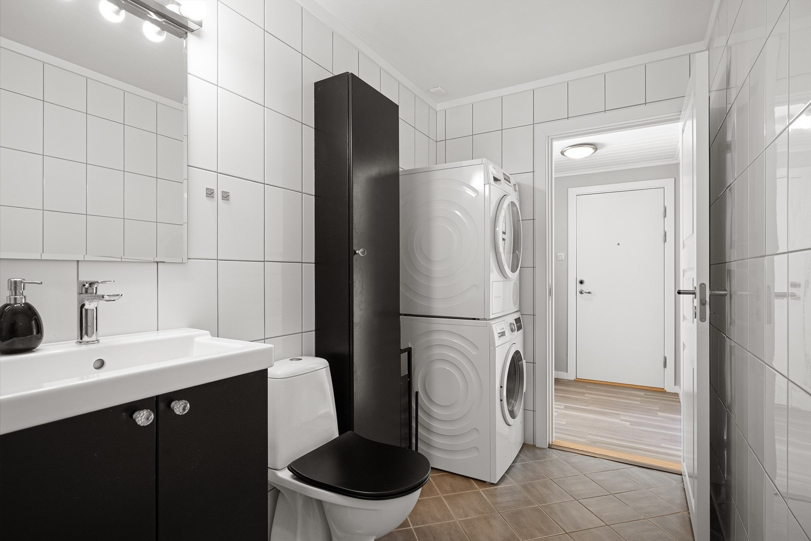 Baderommet har opplegg til både vaskemaskin og tørketrommel. Galleribilde