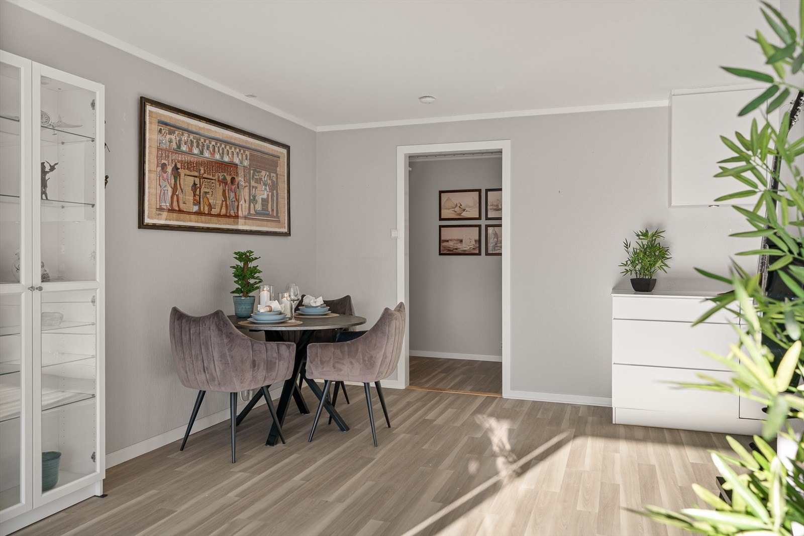 Den åpne kjøkkenløsningen gir god plass til spisebord, perfekt plassert mellom kjøkken og stue. Galleribilde