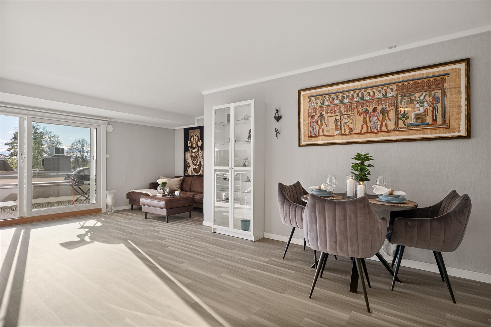 Den åpne løsningen gir fleksibilitet til å innrede stuen med både sittegruppe, arbeidsområde og spiseplass. Galleribilde