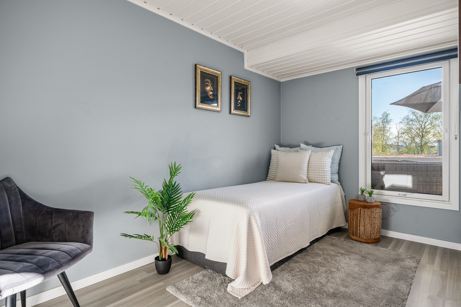 Soverommet er lyst og luftig, med plass til en komfortabel dobbeltseng, nattbord og garderobeløsning. Galleribilde