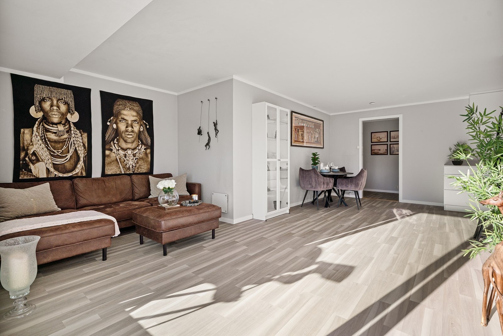 Stuen har en romslig utforming, som gir god plass til å dele opp området i flere funksjonelle soner. Galleribilde