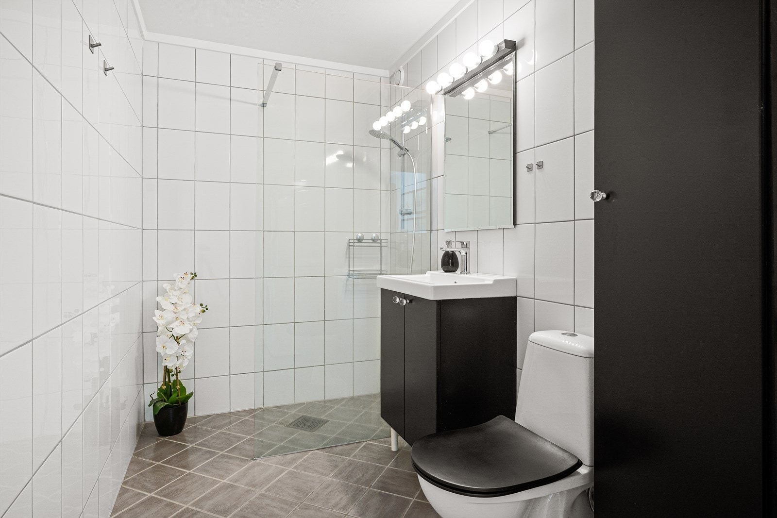 Delikat flislagt baderom. Galleribilde