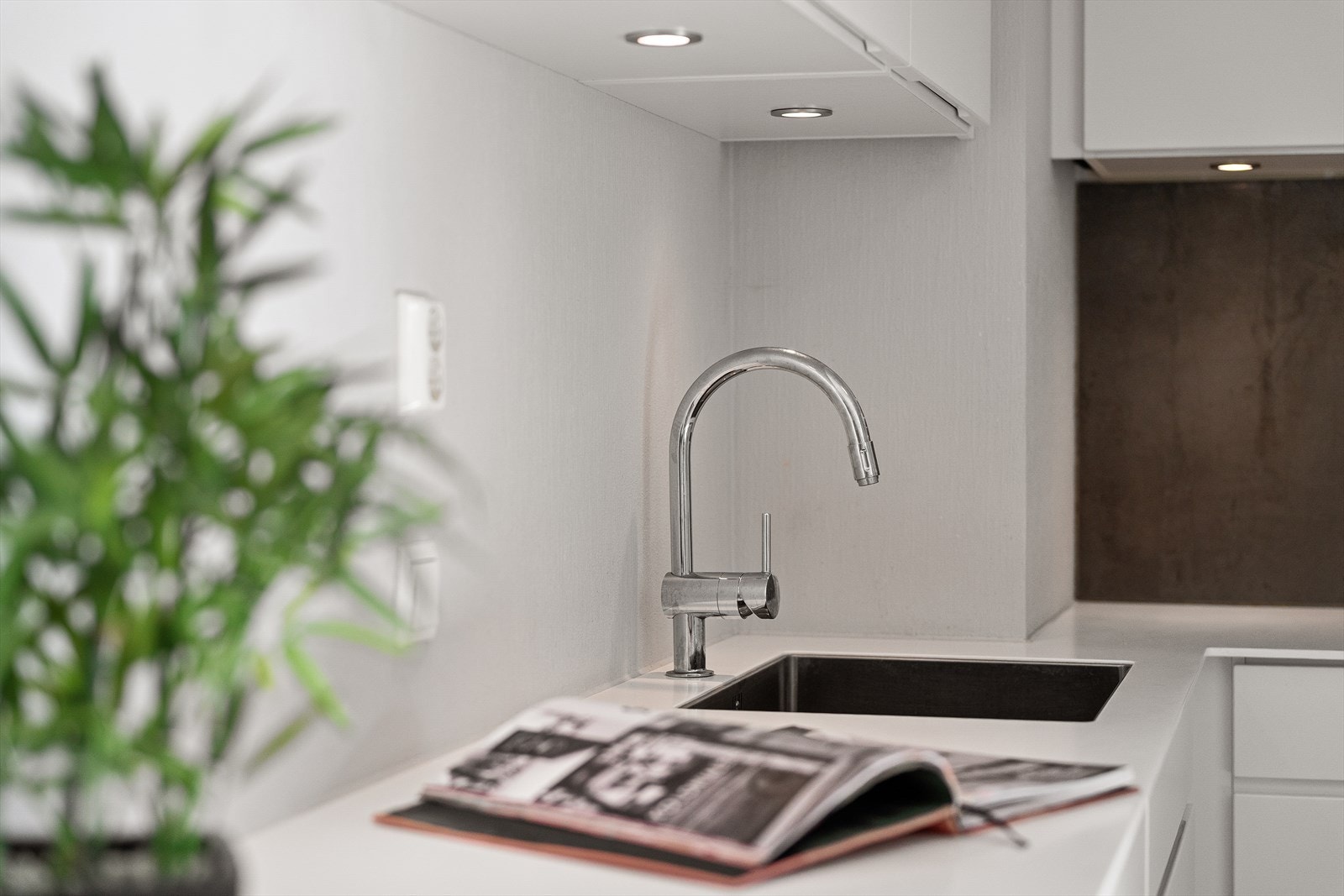 Benkebelysning og godt med skap- og benkeplass gjør kjøkkenet både praktisk og innbydende. Galleribilde