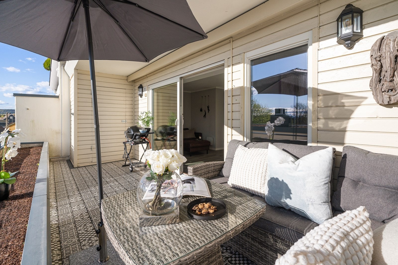 Her finner du god plass til loungegruppe, solseng og grill, ideelt for både avslapning og sosialt samvær. Galleribilde