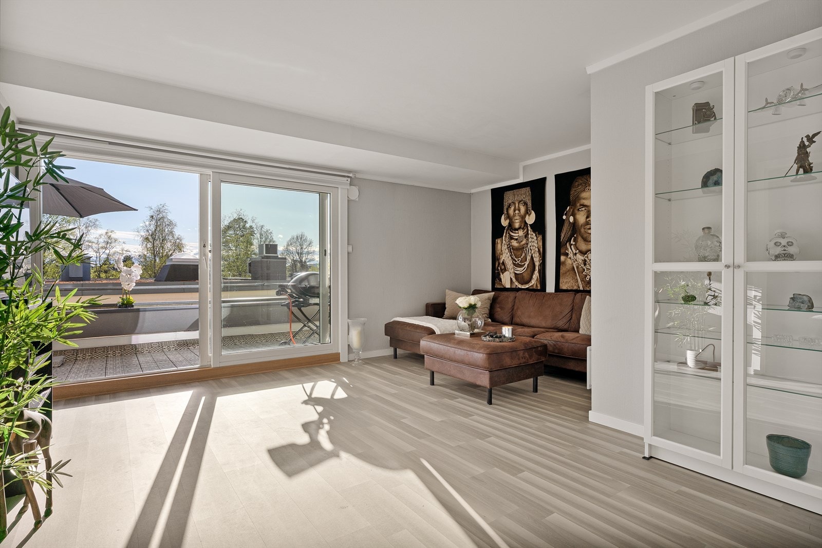 Fra stuen er det en bred skyvedør som leder ut til en romslig og solrik terrasse. Galleribilde