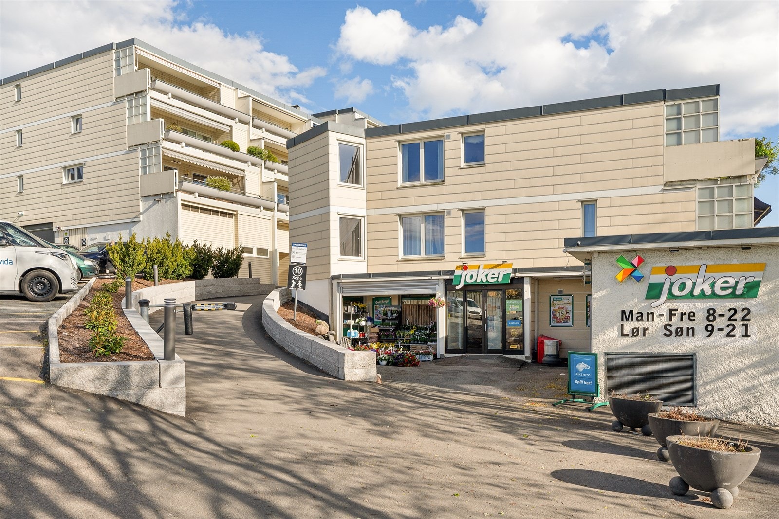 Dagligvarehandelen er lett tilgjengelig, med både Kiwi Høybråten og Joker Starveien rett utenfor døren. Galleribilde