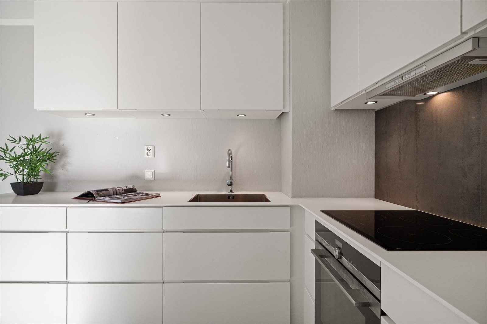 Kjøkkenet ble pusset opp i 2016 og har et moderne, funksjonelt design med lyse, tidløse materialvalg. Galleribilde