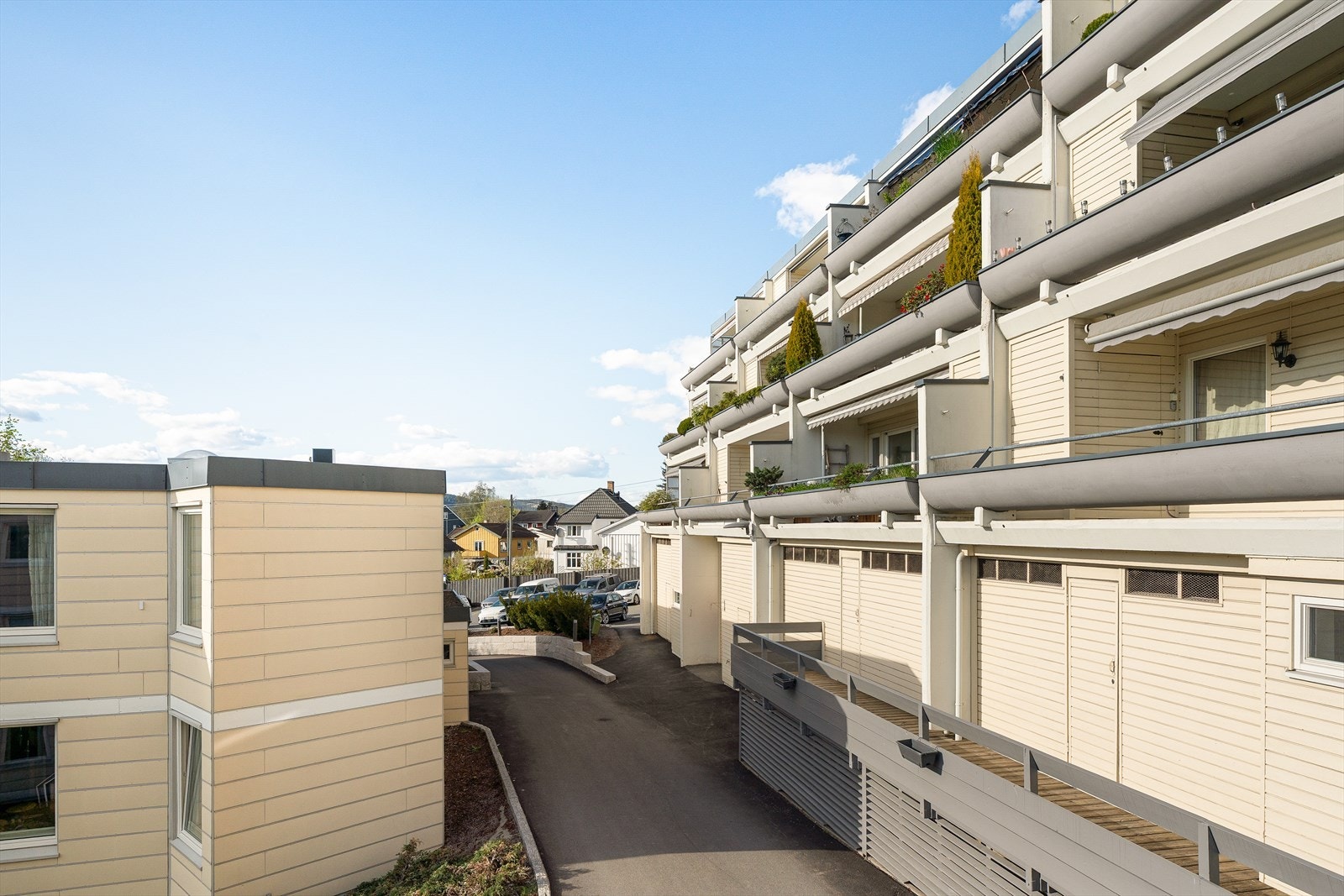 Fasade Starveien 10A. Leiligheten ligger i særs høy 1. etasje(som 2. etasje og ikke bakkeplan). Galleribilde