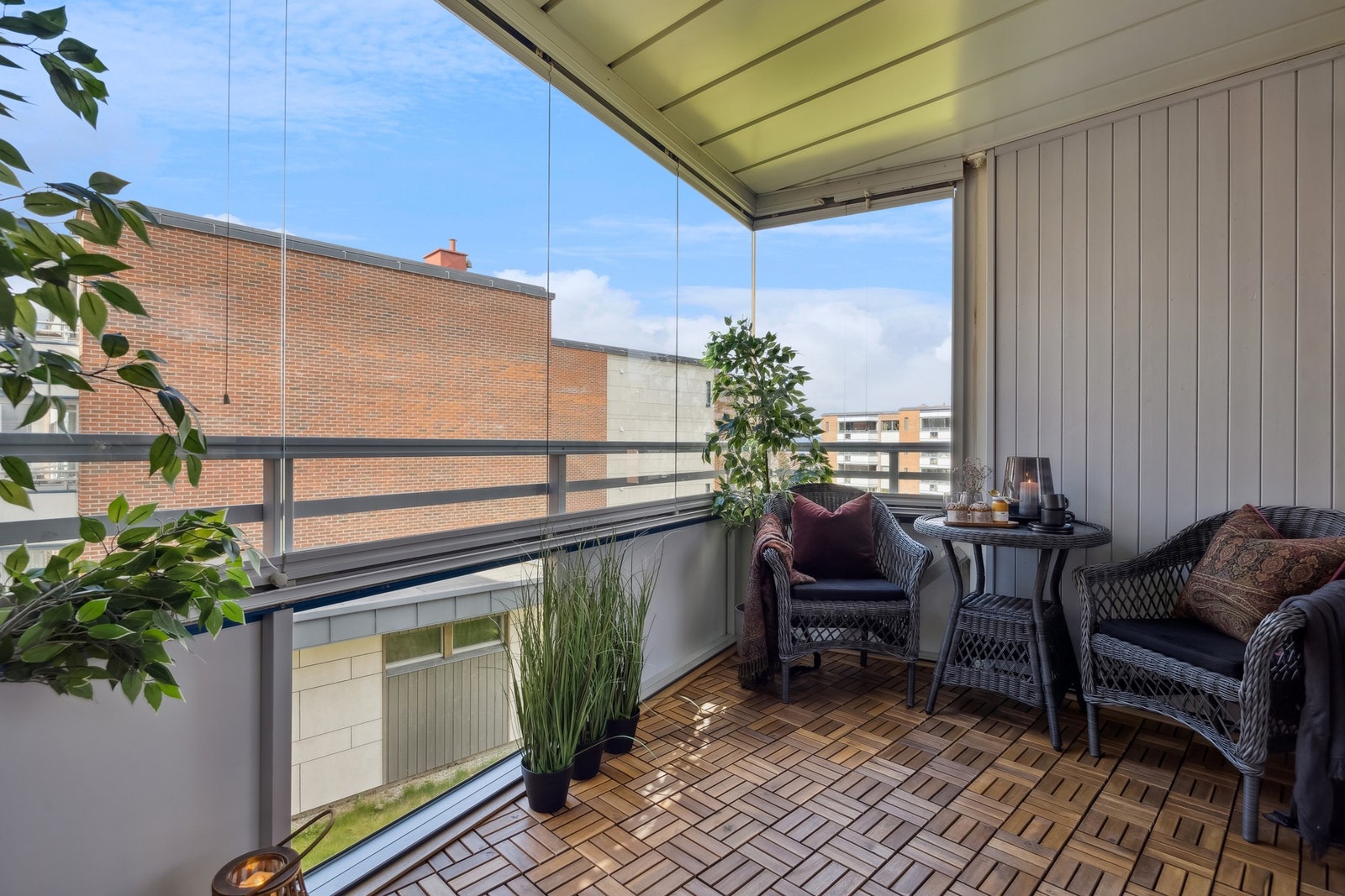 Innglasset balkong på 7 kvm. Glassene kan åpnes helt opp når sola steker. Galleribilde