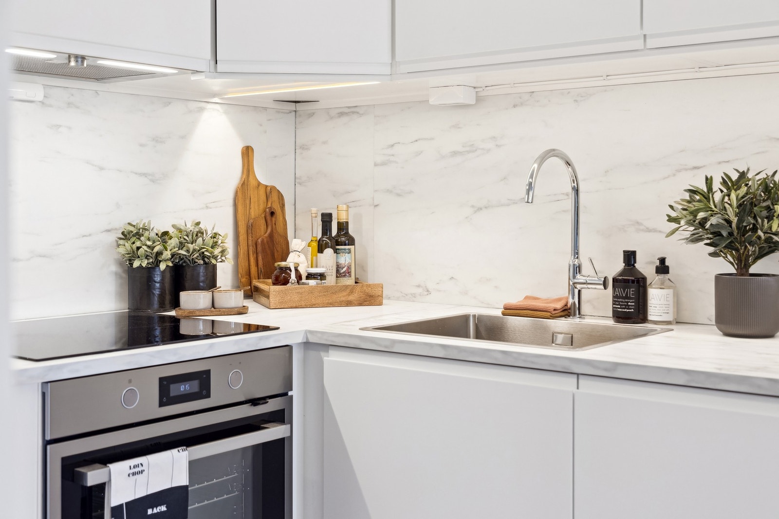 Godt med skapplass. Integrerte hvitevarer følger handelen. Galleribilde