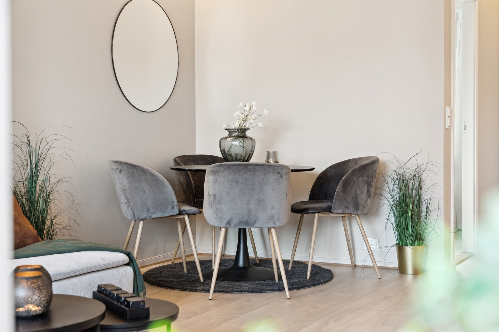 Spisebordet finner sin naturlige plass i skillet mellom kjøkkenet og stuen. Galleribilde