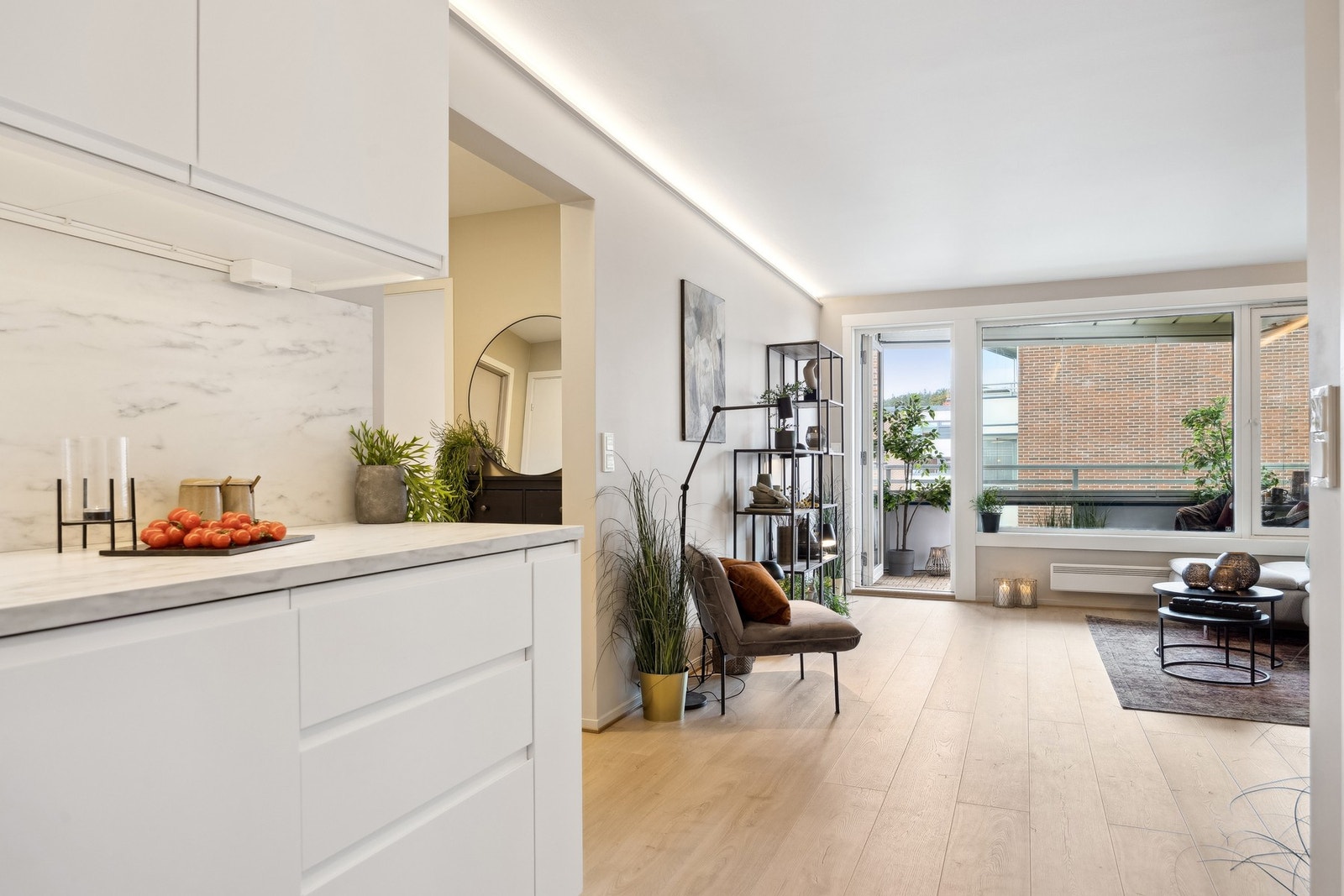 Lekker benkeplate som også går igjen mellom over- og underskap. Galleribilde