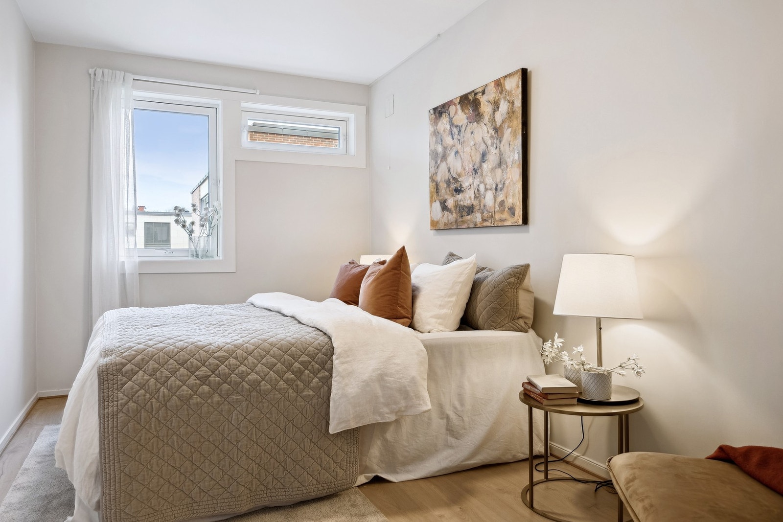 Hovedsoverommet er på 10,5 kvm og har godt med plass til stor dobbeltseng og garderobeløsninger. Galleribilde