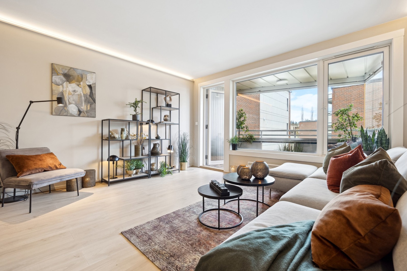 Store vindusflater gir et godt lysinnslipp, og sammen med den praktiske planløsningen bidrar dette til en lett og luftig atmosfære. Galleribilde