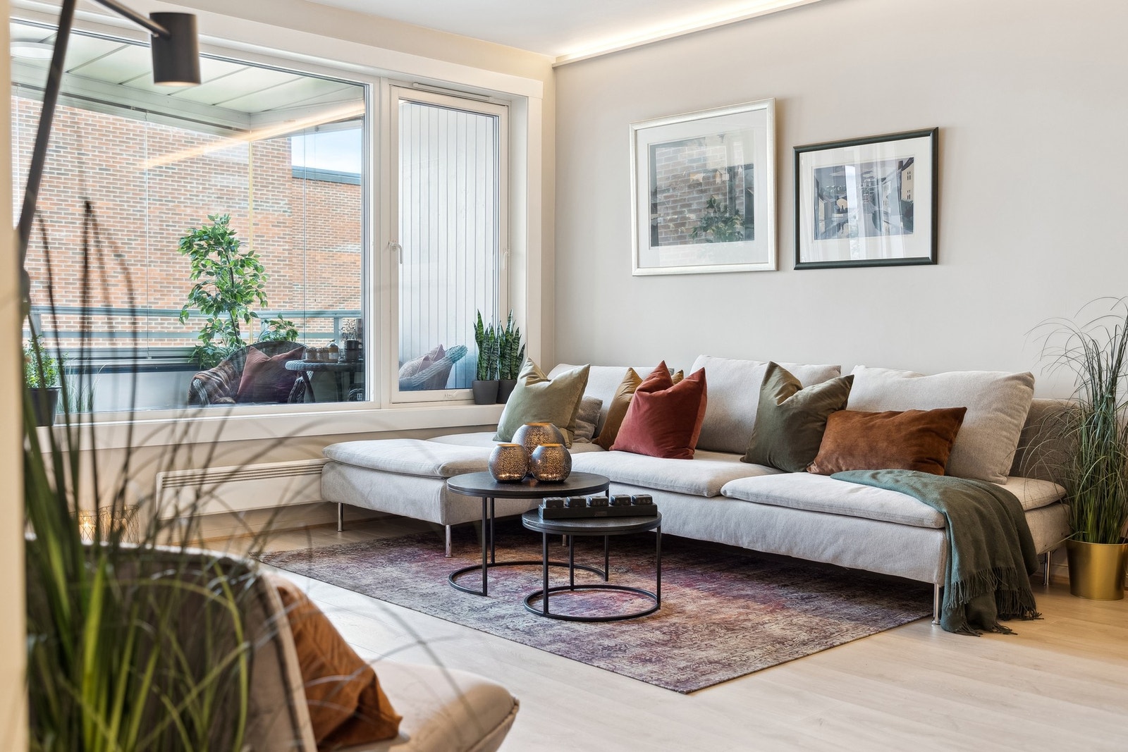 Gjennomgående 1-stavs gulv. Gips på vegger og tak, helsparklet og malt. Galleribilde