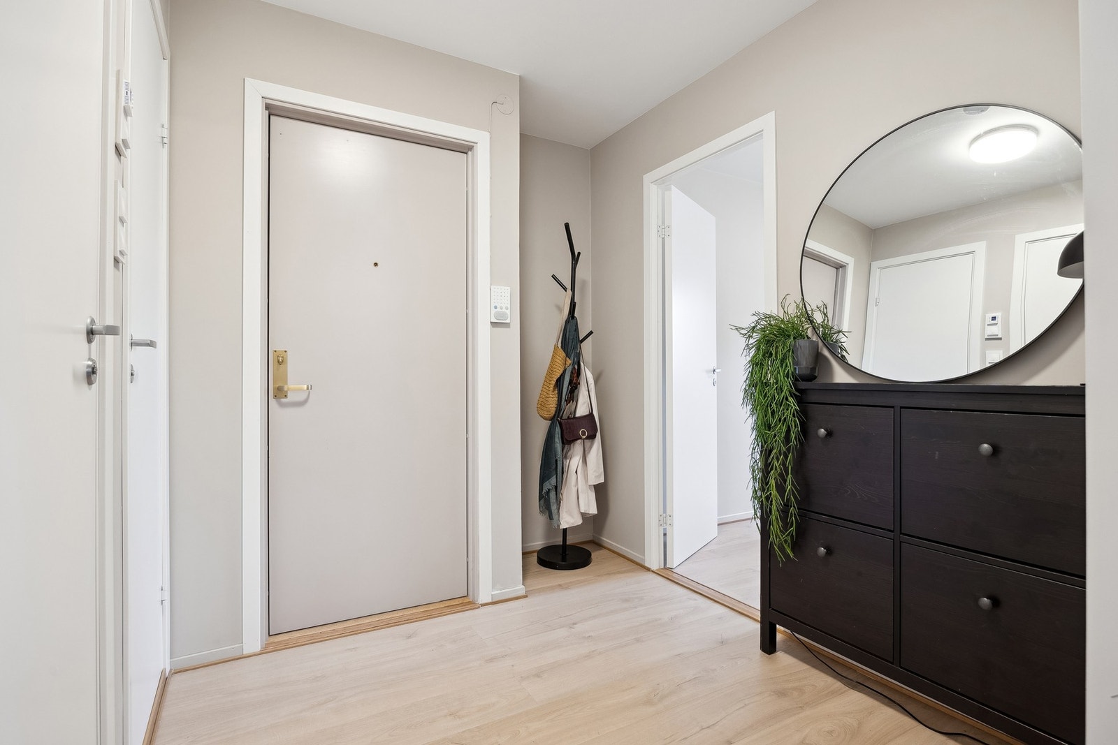 Sikringsskap med automatsikringer er lokalisert utenfor ytterdøren. Galleribilde