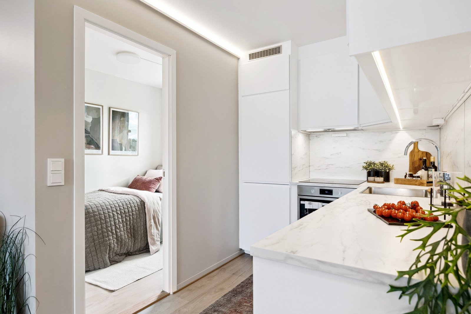 Det har blitt delt av til et ekstra soverom i tidligere del av kjøkken. Galleribilde