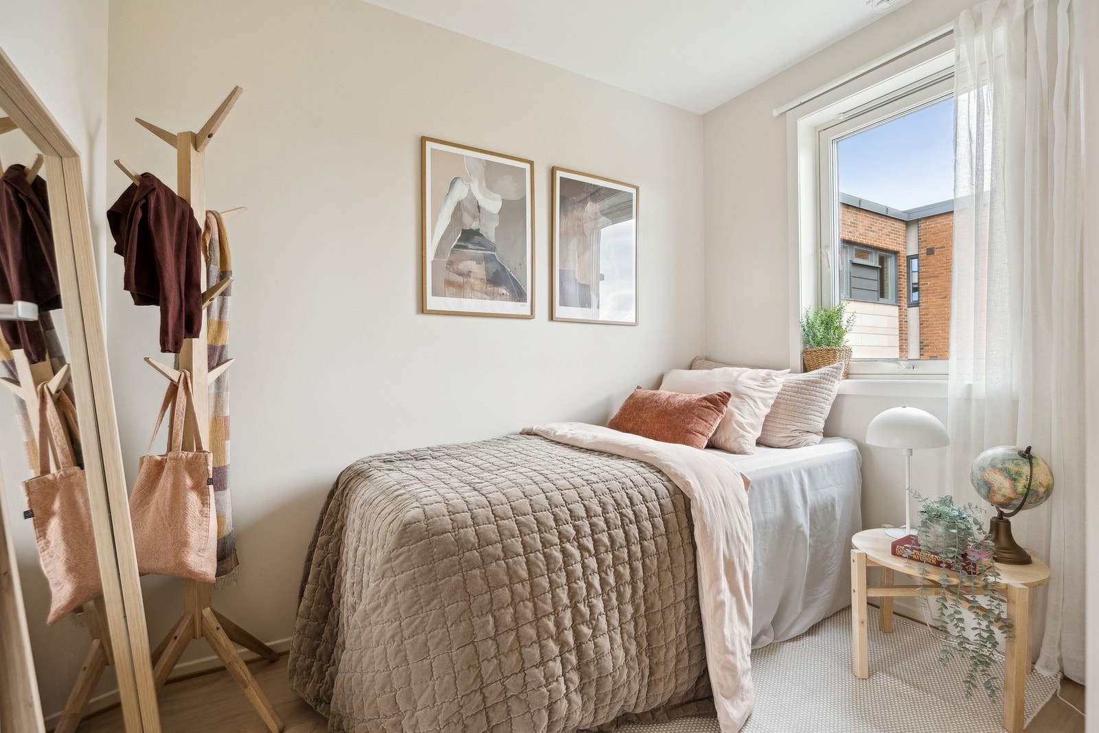 Soverom 2 er på ca. 5 kvm, og passer perfekt som barne- eller gjesterom, ev. som et arbeidsværelse. Galleribilde