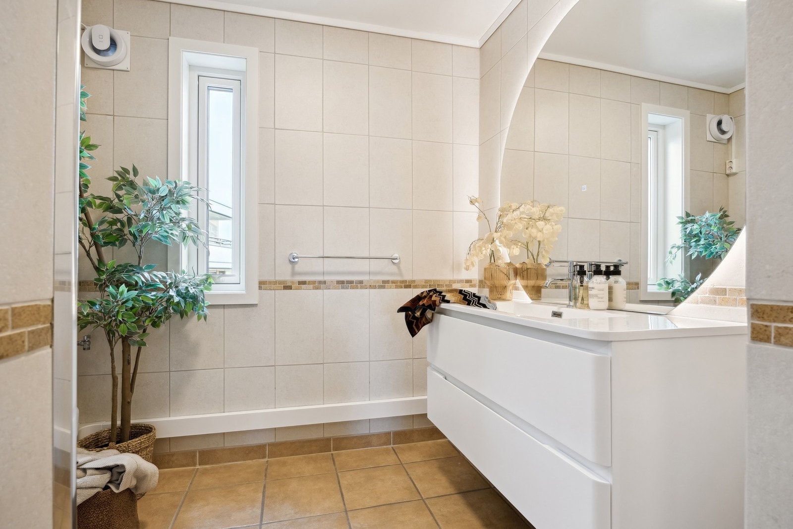 Badet er oppgradert med bl.a ny baderomsinnredning, avtrekksvifte og speil/lys. Galleribilde