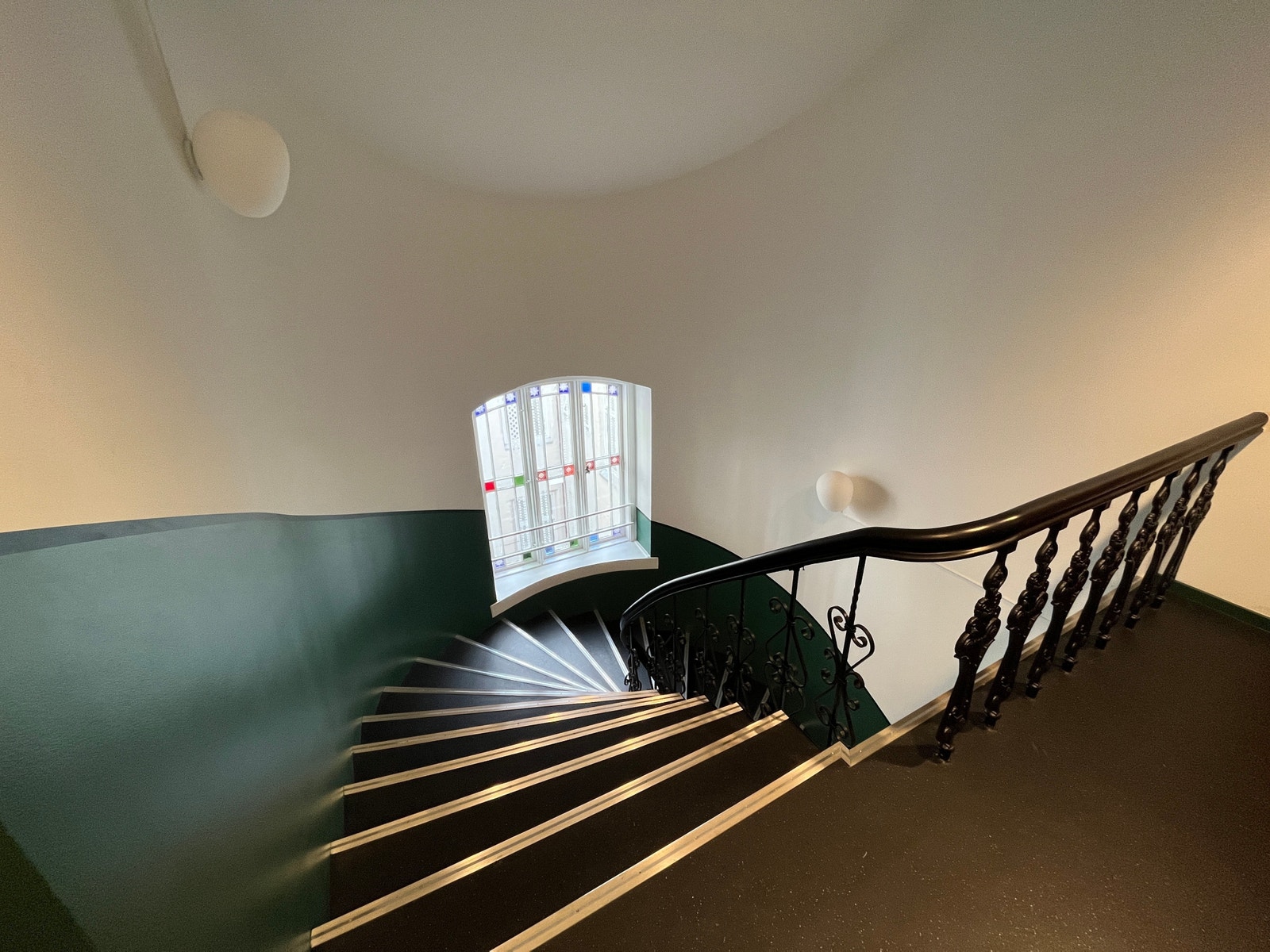 Flott trappeoppgang. Det er heis i bygget Galleribilde