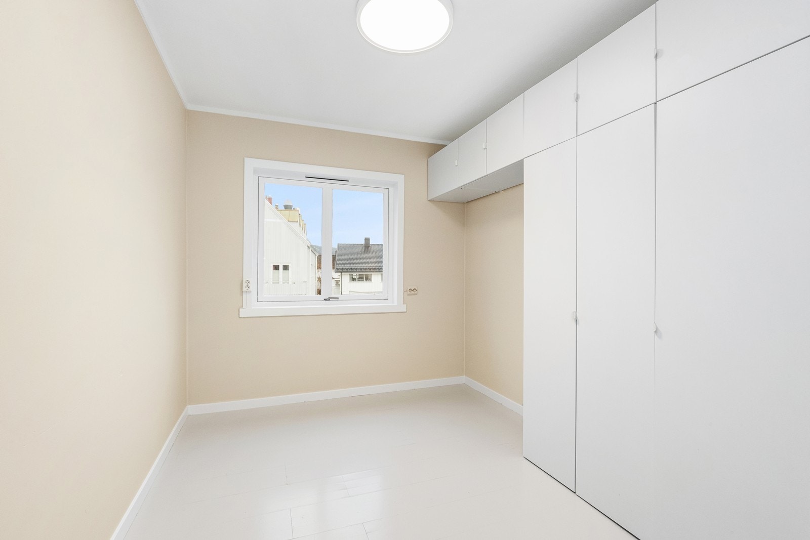 Soverom (3) godt utstyrt med garderobeskap Galleribilde