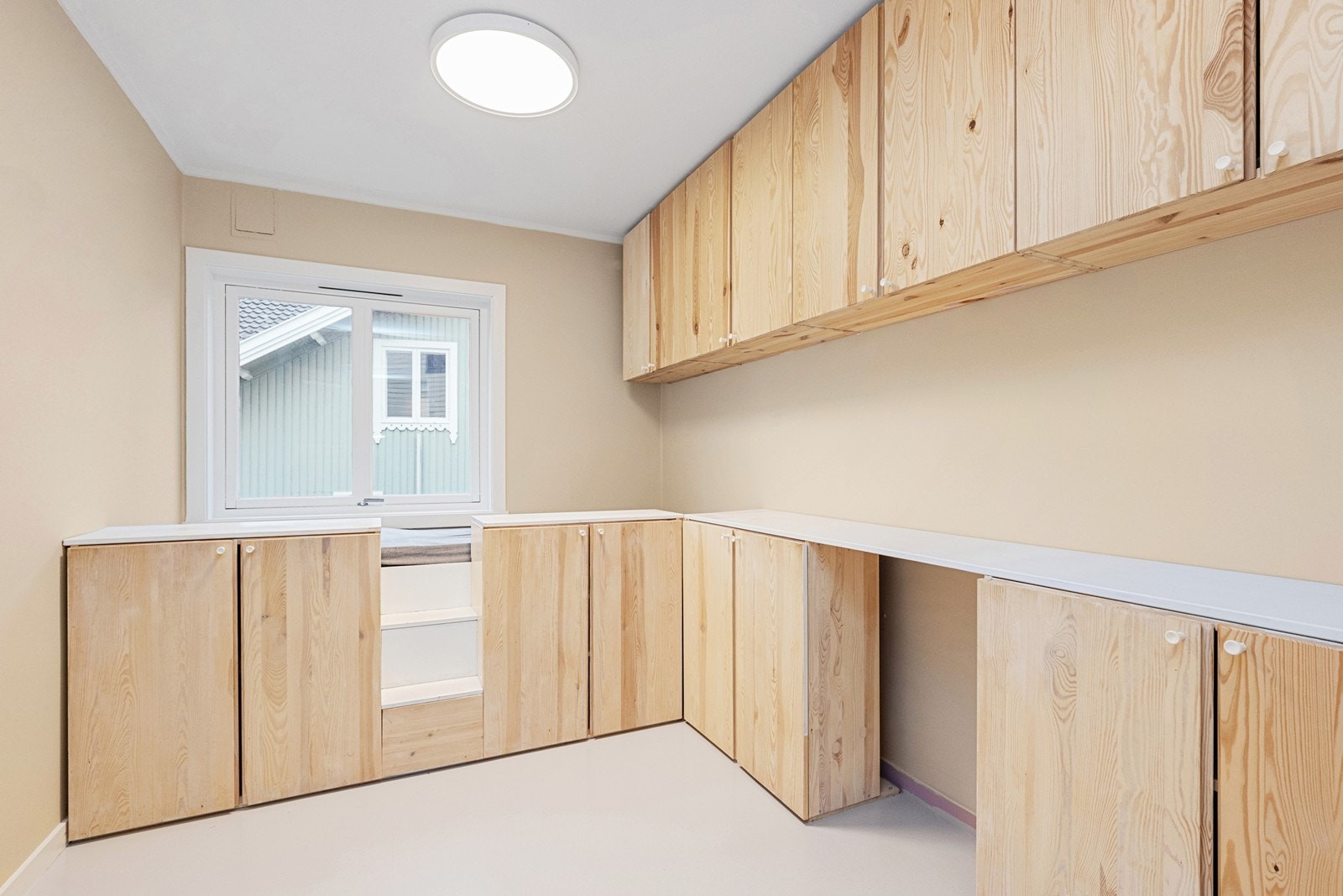 Soverom (1) med plassbygget og seng og innredning Galleribilde