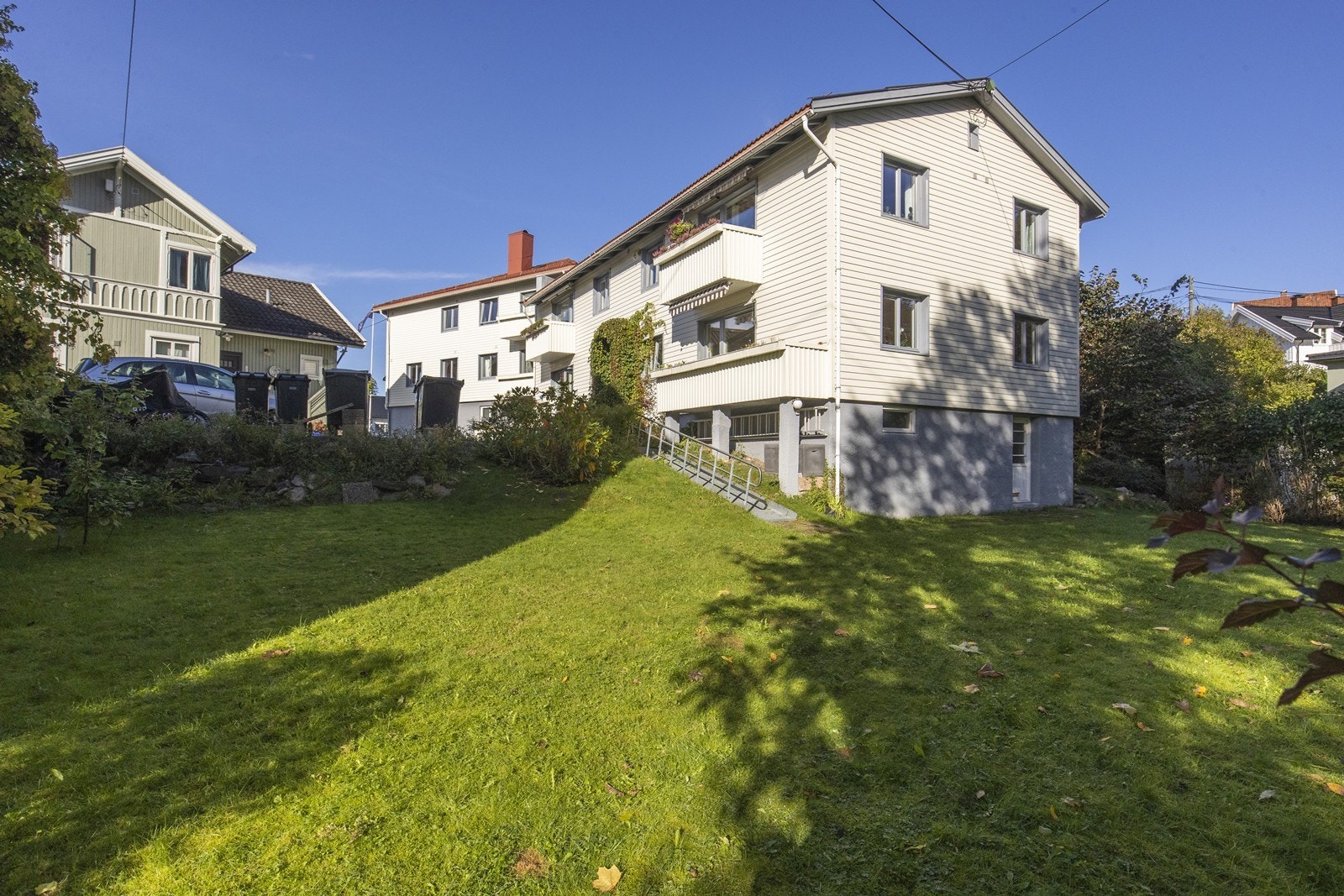 Sentrumsgård med hyggelig bakgård til felles bruk og hygge Galleribilde