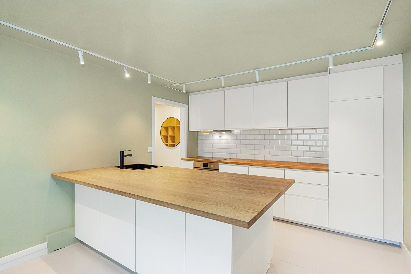 Romslig og godt innredet kjøkken - et sosialt samlingspunkt Galleribilde