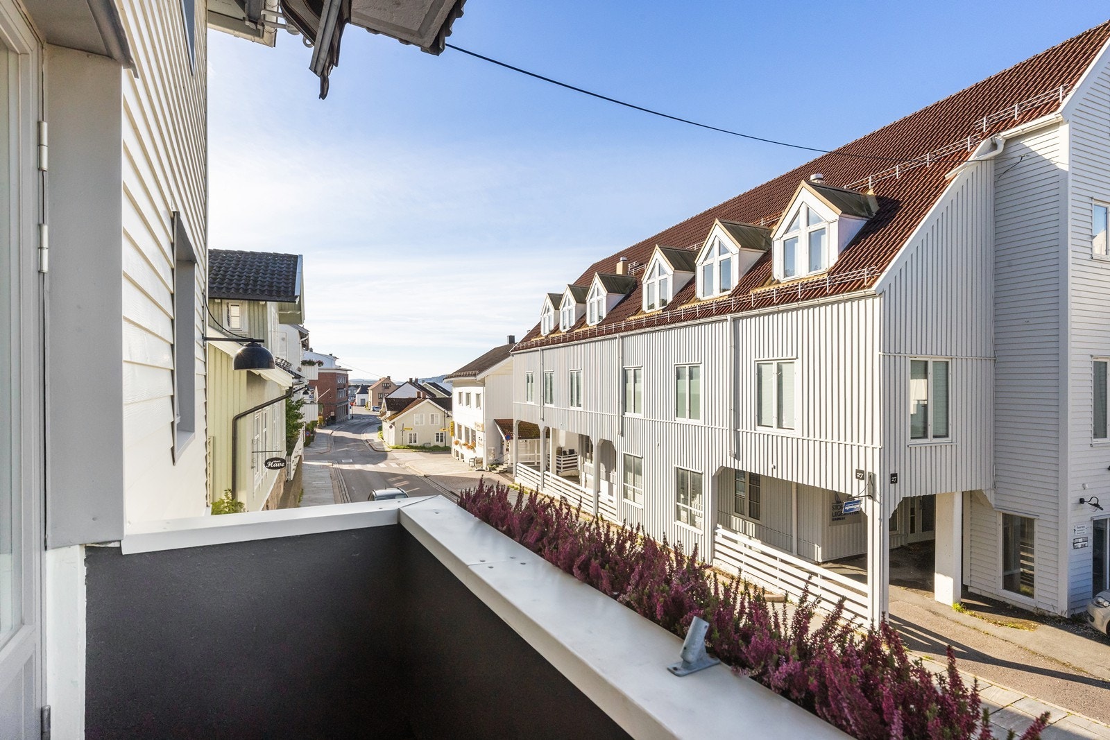 Vestvendt balkong med åpent utsyn mot syd og utsikt over Storgata Galleribilde