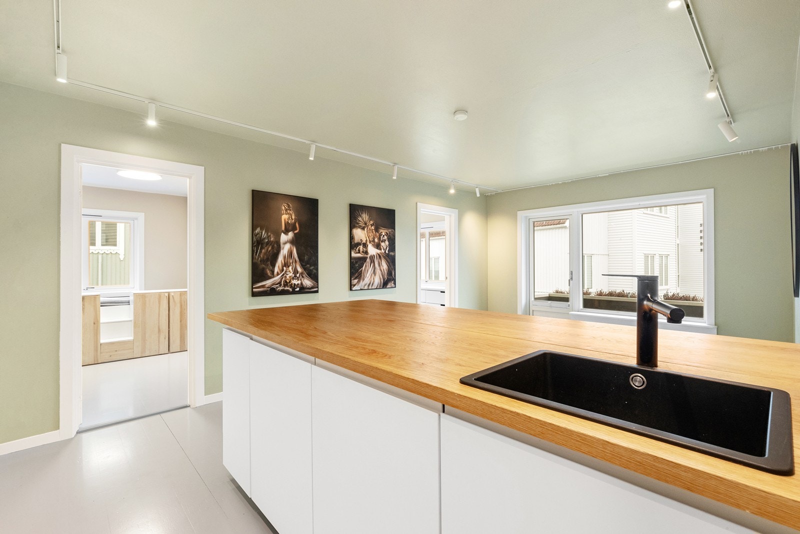 Nylig overflatebehandlet med malte tak og vegger på utvalgte steder (2025) Galleribilde