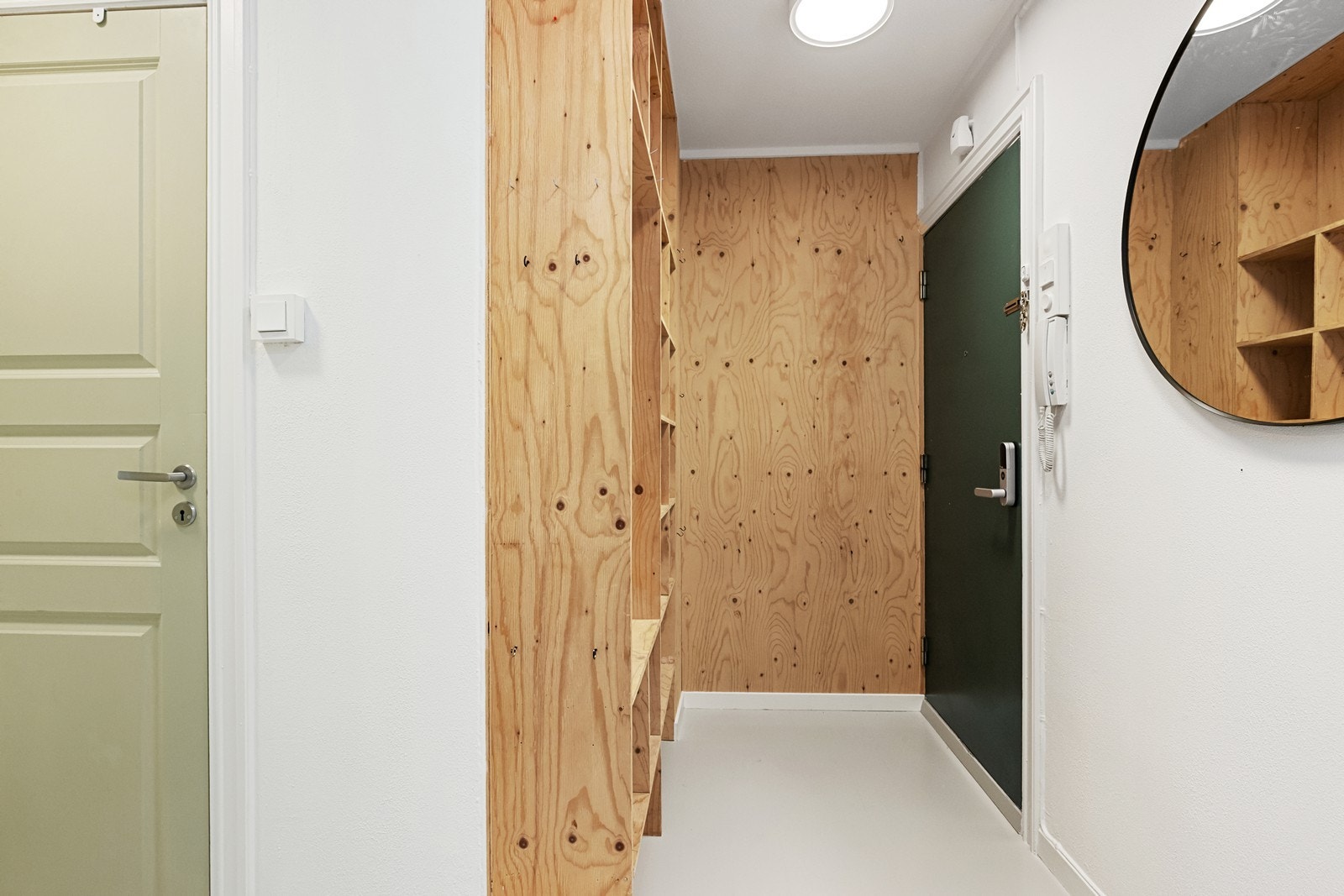 Entreen er effektiv innredet med praktisk hyllesystem Galleribilde