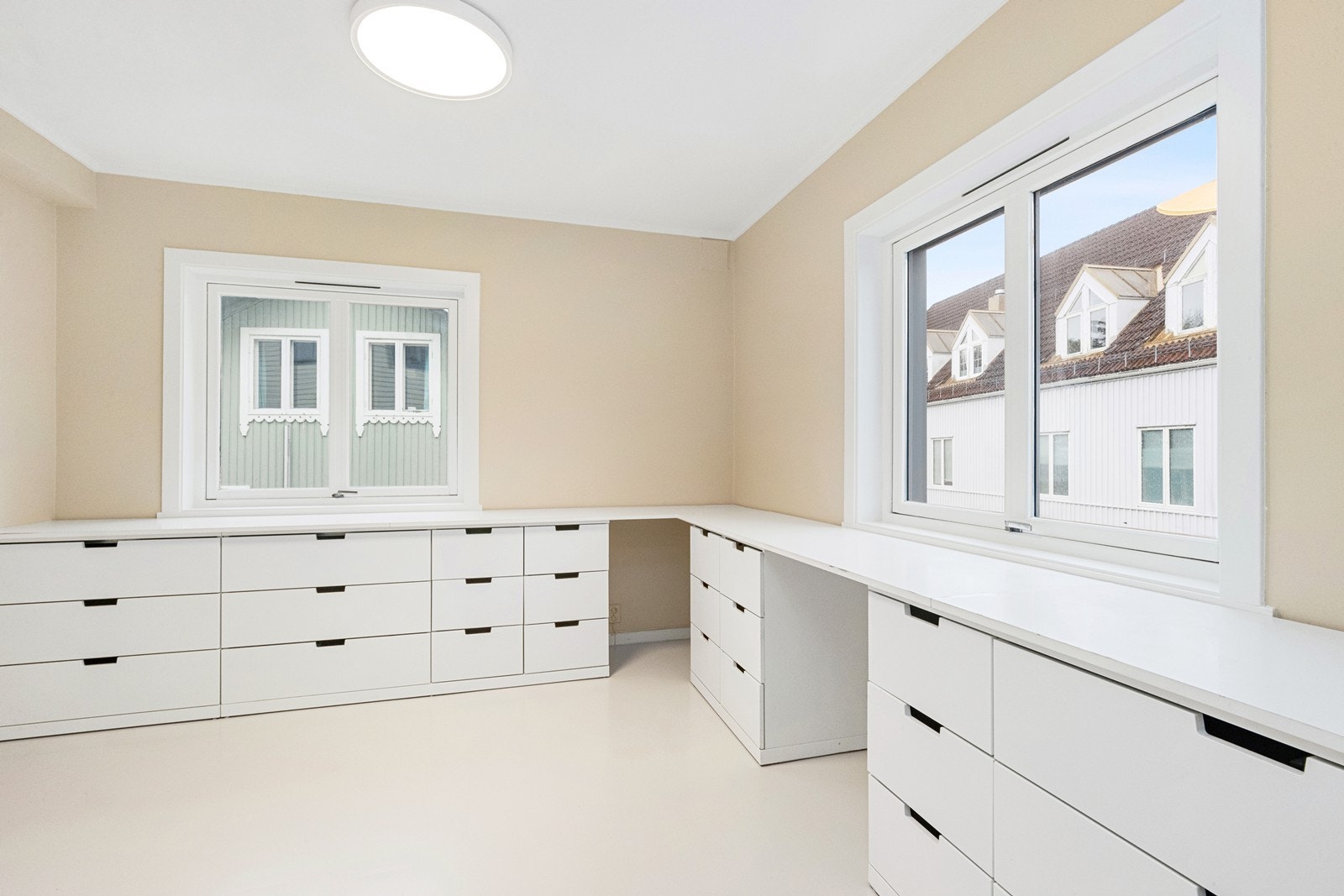 Soverom (2) med plassbygget innredning. Avsatt plass for dobbeltseng Galleribilde