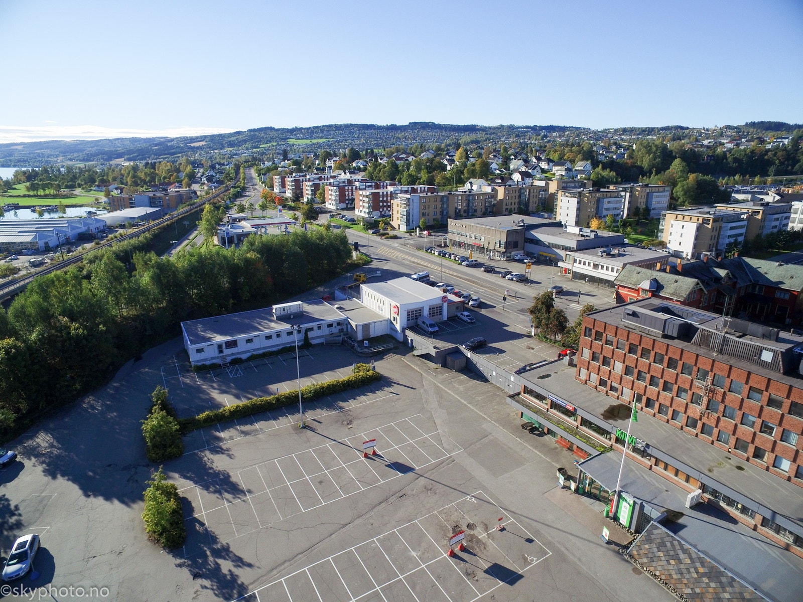 Eiendommen ligger kort vei fra RV4 og FV 33 med enkel adkomst. Galleribilde