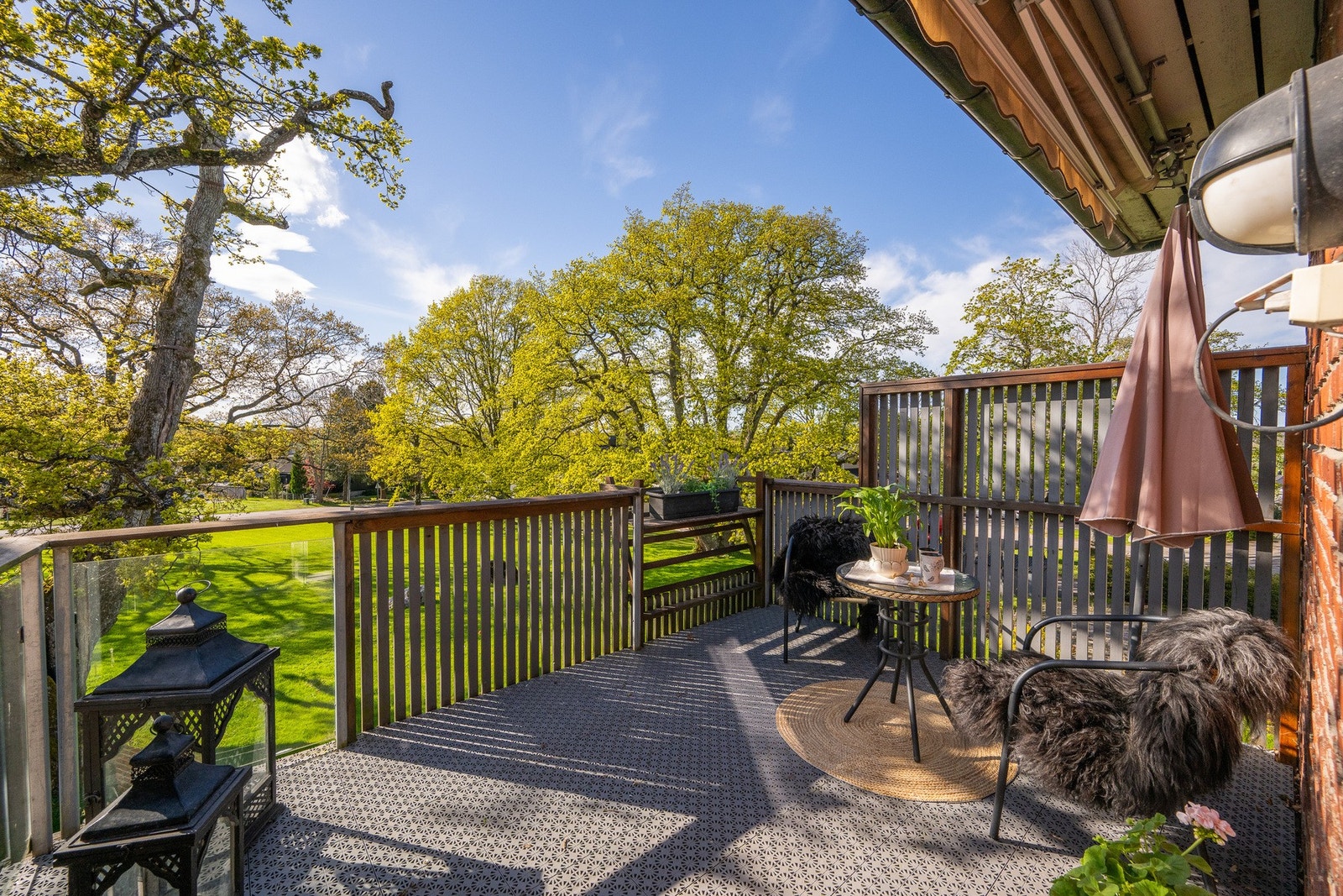 Her ser vi balkongen en vakker sommerdag i 2025 Galleribilde