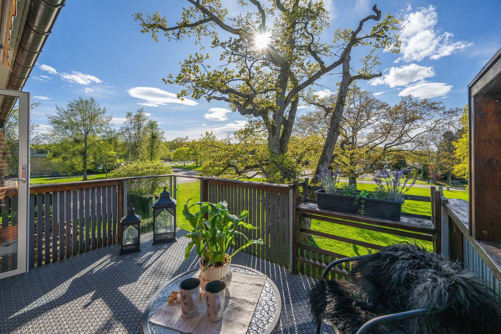 Leiligheten har en romslig balkong med ettermiddag/kveldssol Galleribilde