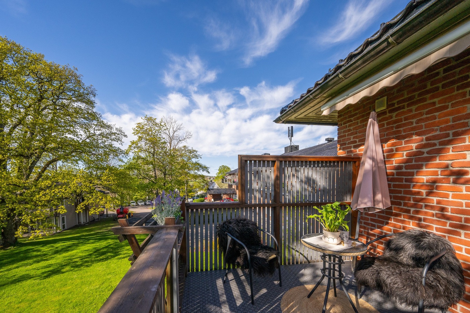 Romslig balkong og kort vei til kjøleskap og kaffetrakter Galleribilde