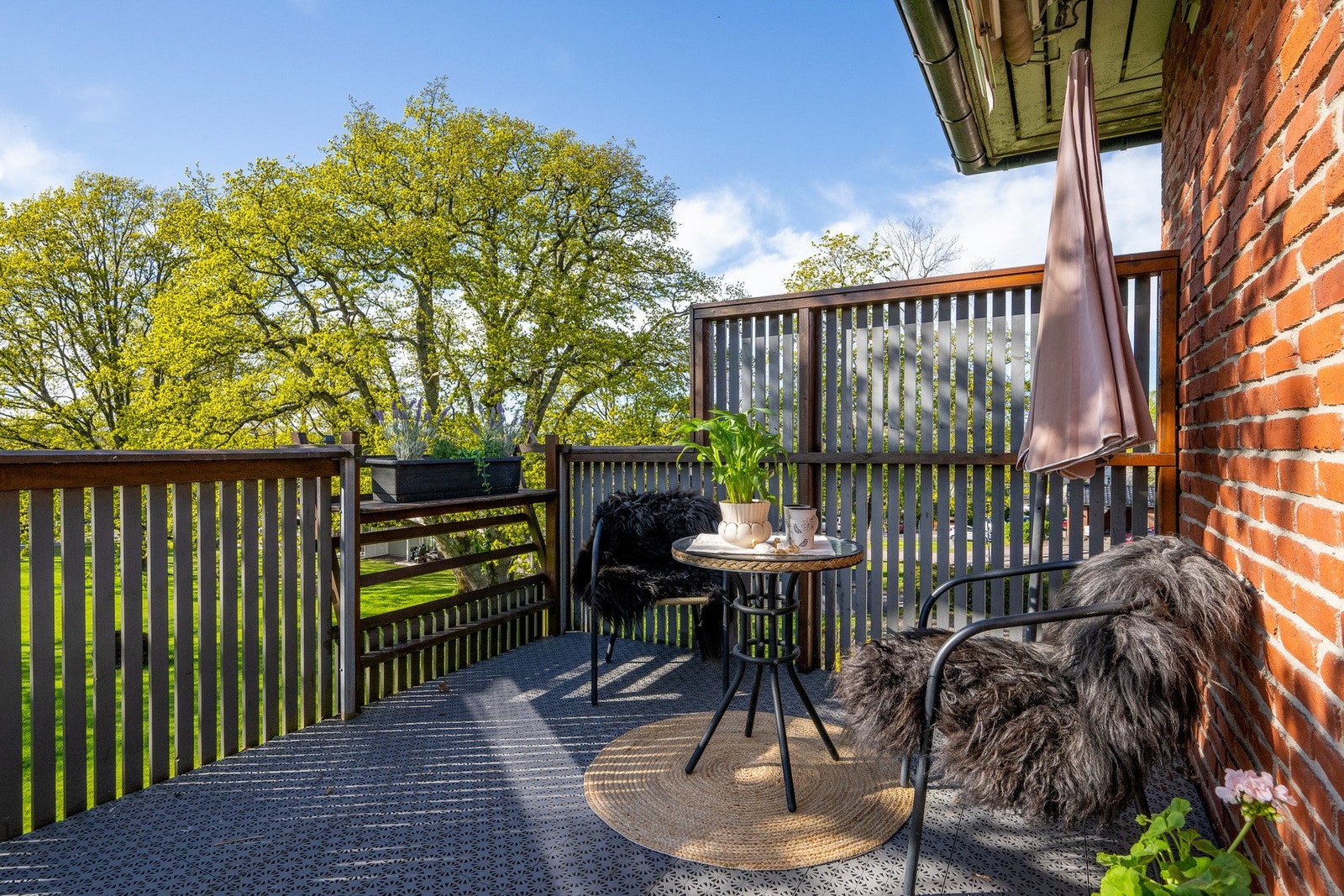 Solrik balkong og kjekt med stor markise Galleribilde